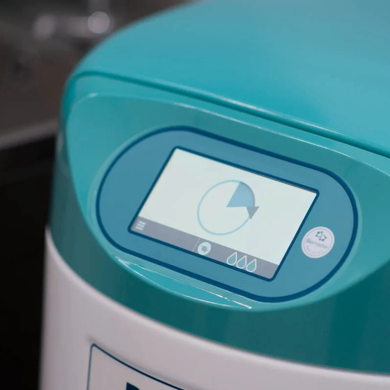 Pantalla en color del Pulpmatic Flex mostrando el progreso del ciclo y el sello antimicrobiano Biomaster